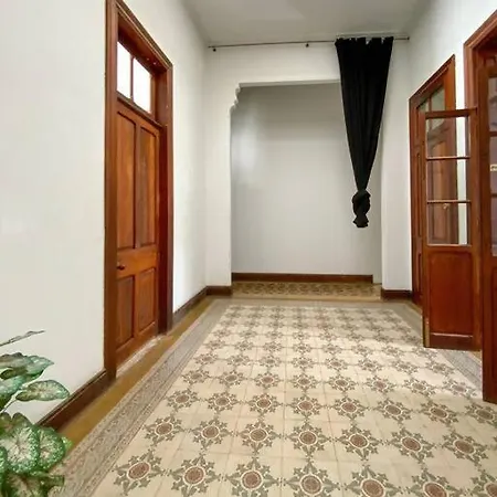 אורחן Small Double In Shared Colonial *