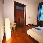 여관 Comfortable In Historic Casa Quesada Shared House