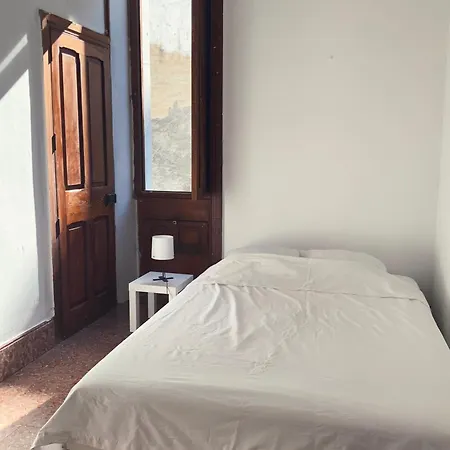 Small Double In Shared Colonial 宾馆 *